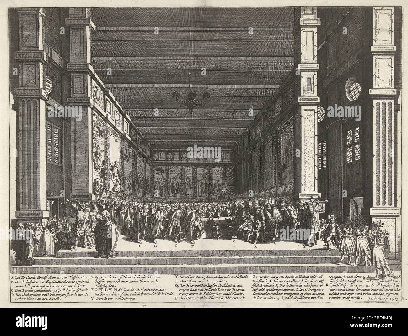 Paesi Bassi settentrionali, Frisius, Simon, The Investigation of Maurits with the Order of the Stocking Band, 1613, Paesi Bassi settentrionali, recto Below - scritto a mano, 4 febbraio 1613. Maurits indossa la cintura della giarrettiera nella grande sala del Binnenhof a l'Aia da un eraut alla presenza dell'ambasciatore inglese, Johan van Oldenbarnevelt, dei membri degli Stati generali e di molti altri ospiti., stampa, stampa, stampa, stampe, 1613 Den 4 feb., altezza 287 mm, larghezza 378 mm, incisore, 1613 - 1615, carta, incisione, concetto di lavoro, 1575 - 1628 Foto Stock