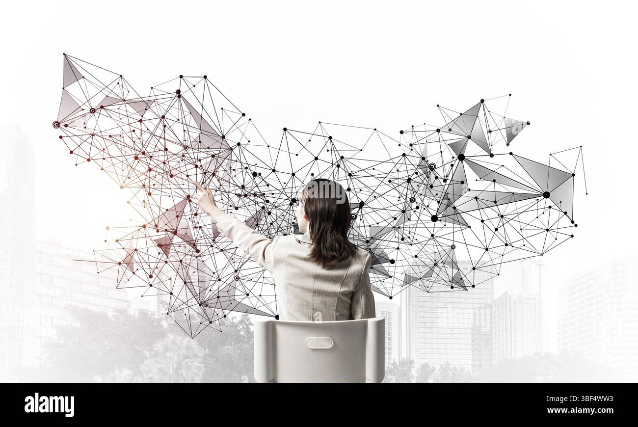 Donna d'affari che punta il dito sulla struttura astratta della rete. Vista posteriore, donna dai capelli lunghi in tuta bianca seduta su una sedia bianca. Connessione sociale e n Foto Stock