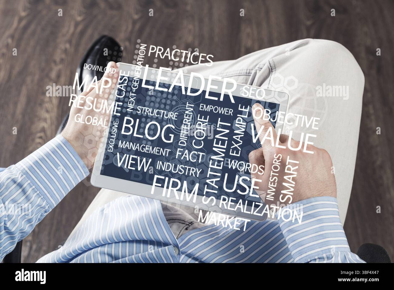 Primo piano di mani maschili con un tablet per computer Foto Stock