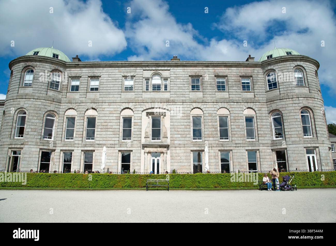 Enniskerry, Irlanda, 5 maggio 2025, Powerscourt House è una delle più belle proprietà di campagna in Irlanda. Foto Stock