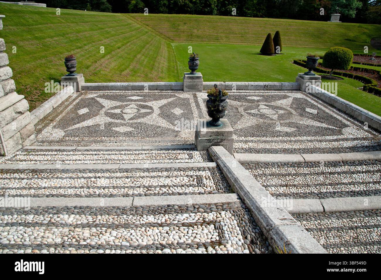 Enniskerry, Irlanda, 5 maggio 2025, il giardino di Powerscourt è una delle attrazioni più interessanti della contea di Wicklow, Irlanda. Foto Stock