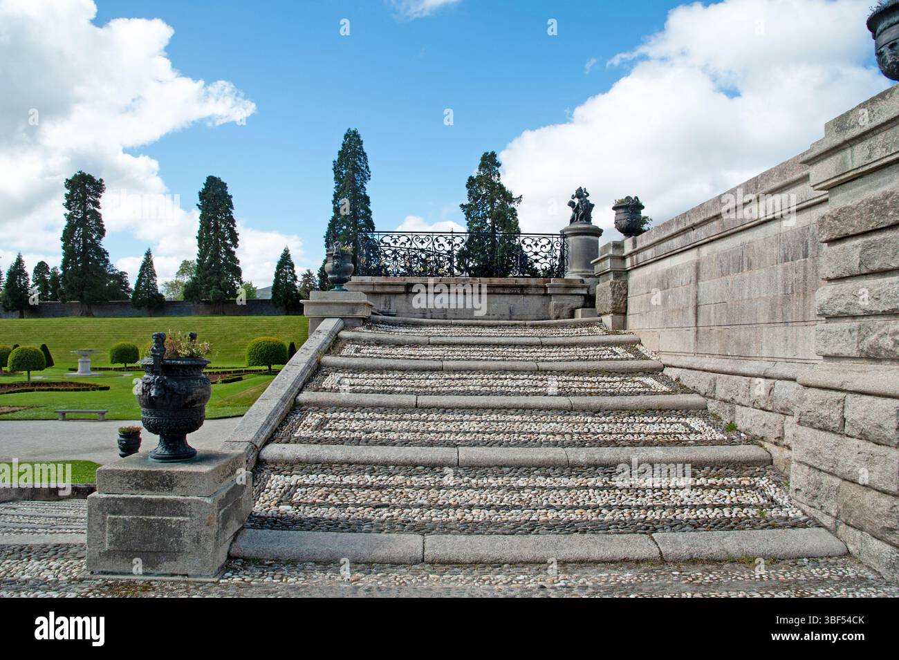 Enniskerry, Irlanda, 5 maggio 2025, il giardino di Powerscourt è una delle attrazioni più interessanti della contea di Wicklow, Irlanda. Foto Stock
