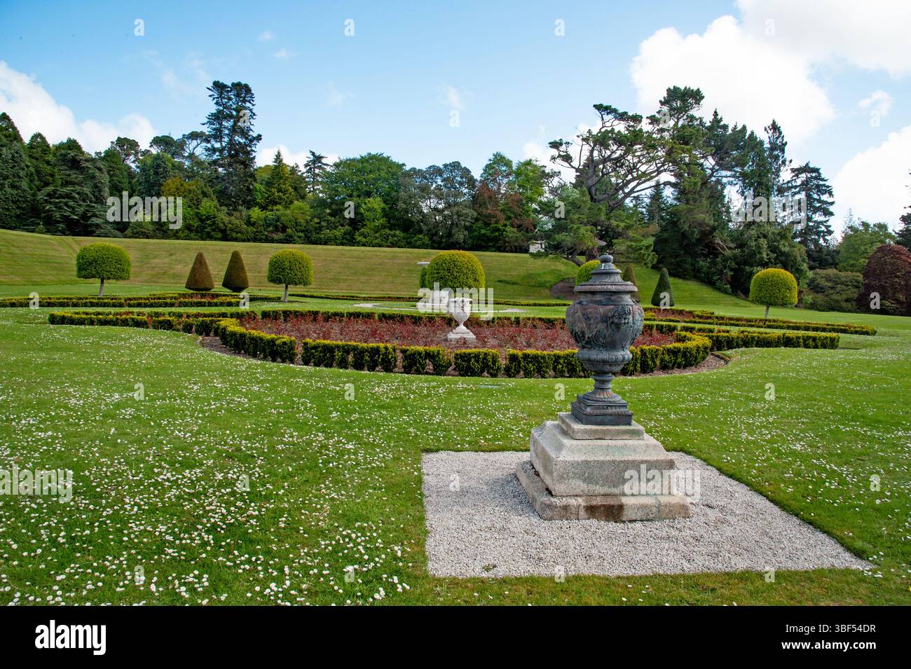 Enniskerry, Irlanda, 5 maggio 2025, giardino Powerscourt una delle attrazioni più interessanti della contea di Wicklow, Irlanda. Foto Stock
