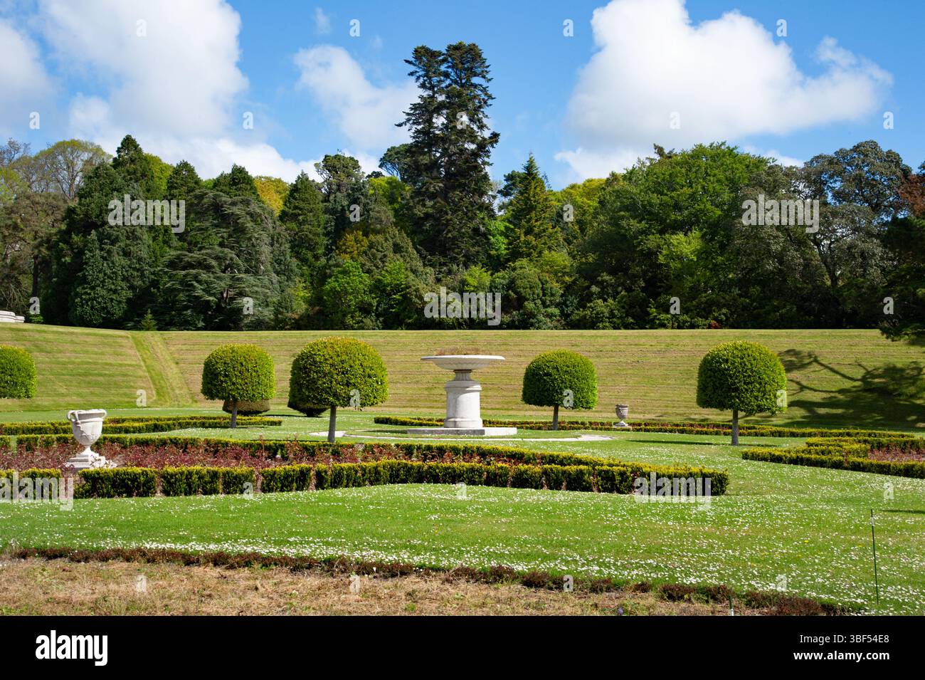 Enniskerry, Irlanda, 5 maggio 2025, giardino Powerscourt una delle attrazioni più interessanti della contea di Wicklow, Irlanda. Foto Stock