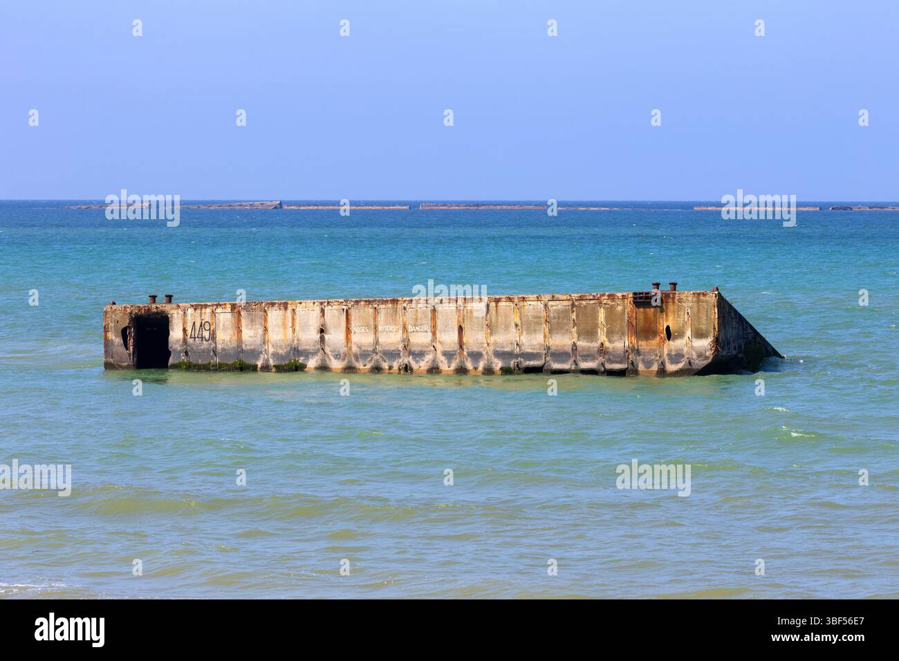 I resti di Mulberry Harbour B (Port Winston) utilizzati il D-Day per portare truppe, rifornimenti e veicoli ad Arromanches-les-Bains (Calvados), in Francia Foto Stock