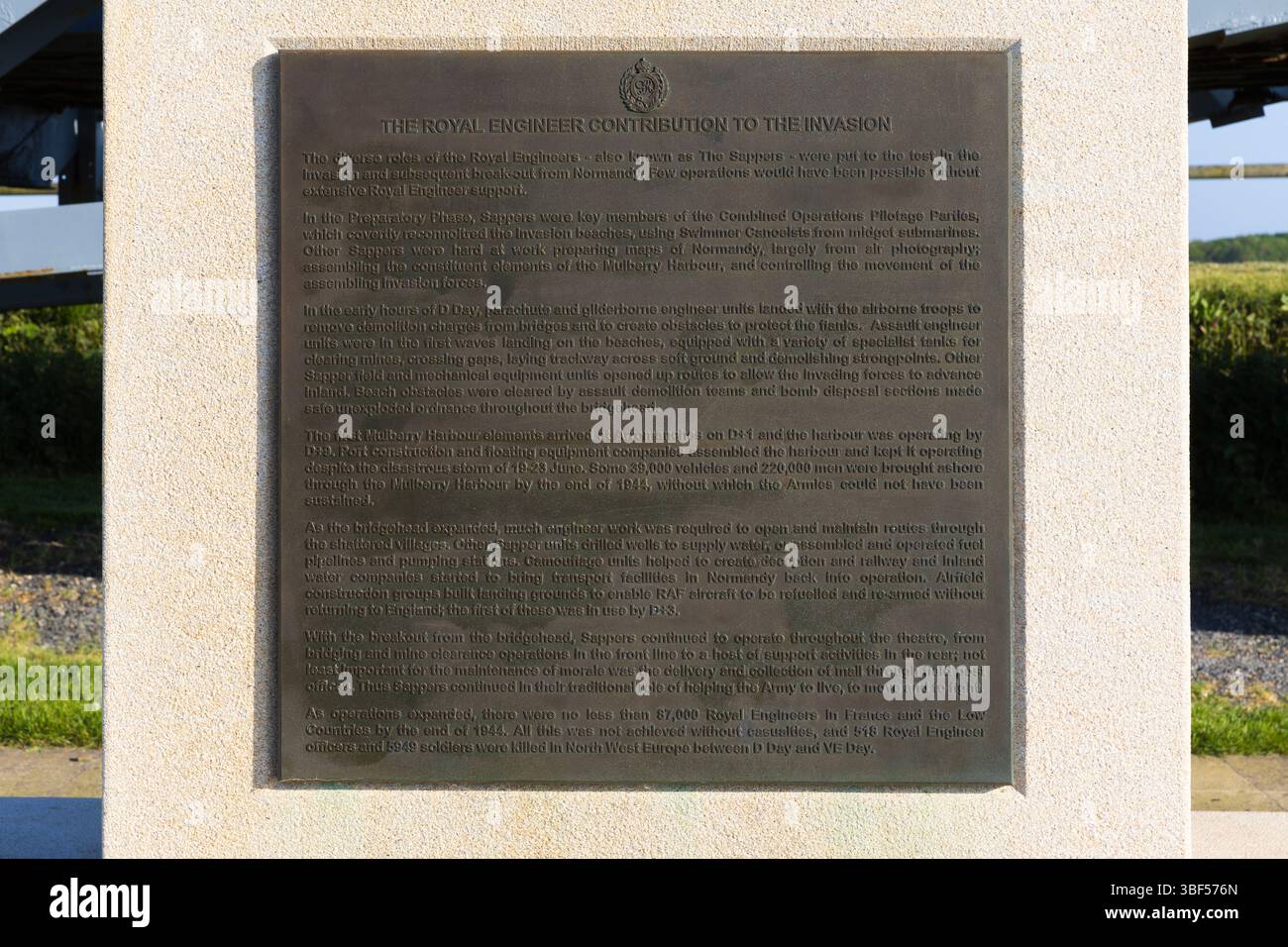 Targa commemorativa presso il Royal Engineers Memorial che ha costruito Mulberry Harbour durante l'operazione Overlord ad Arromanches-les-Bains, Francia Foto Stock