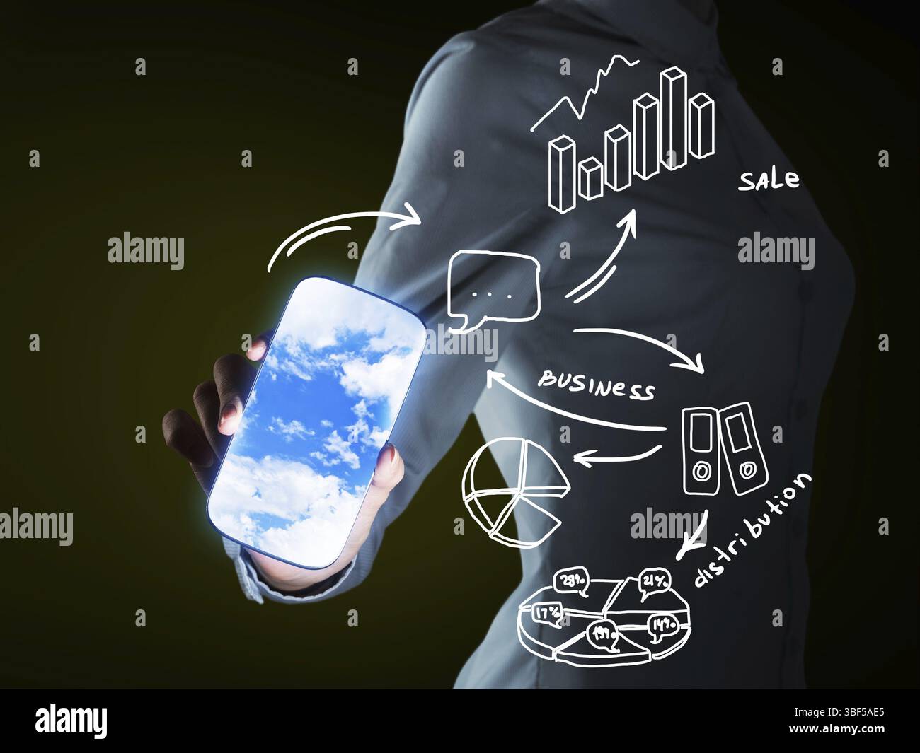 Vista ravvicinata di una donna d'affari che mostra lo smartphone come strumento per le aziende Foto Stock