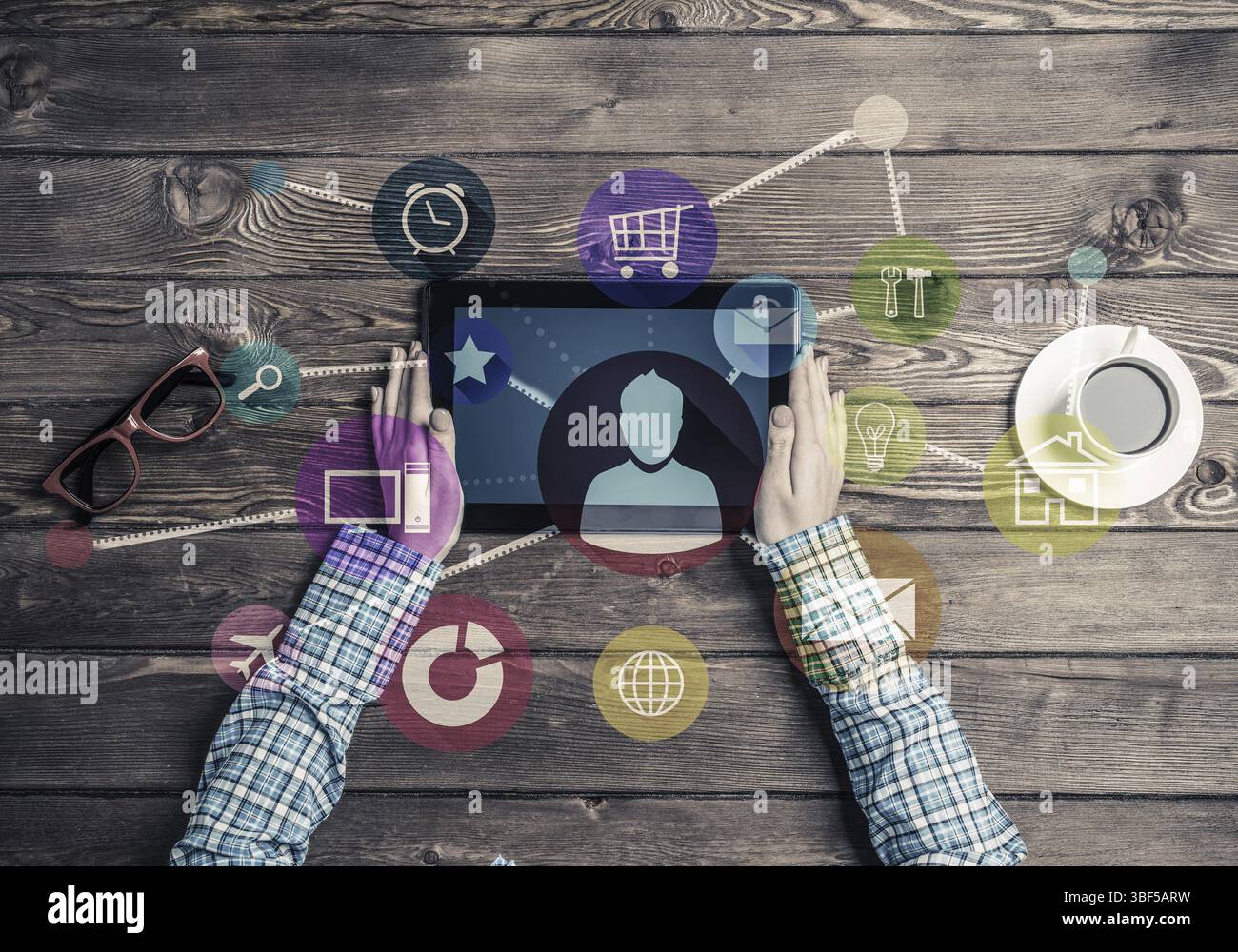 Concetto di comunicazione sociale e della connettività di rete con supporti di interfaccia utente Foto Stock