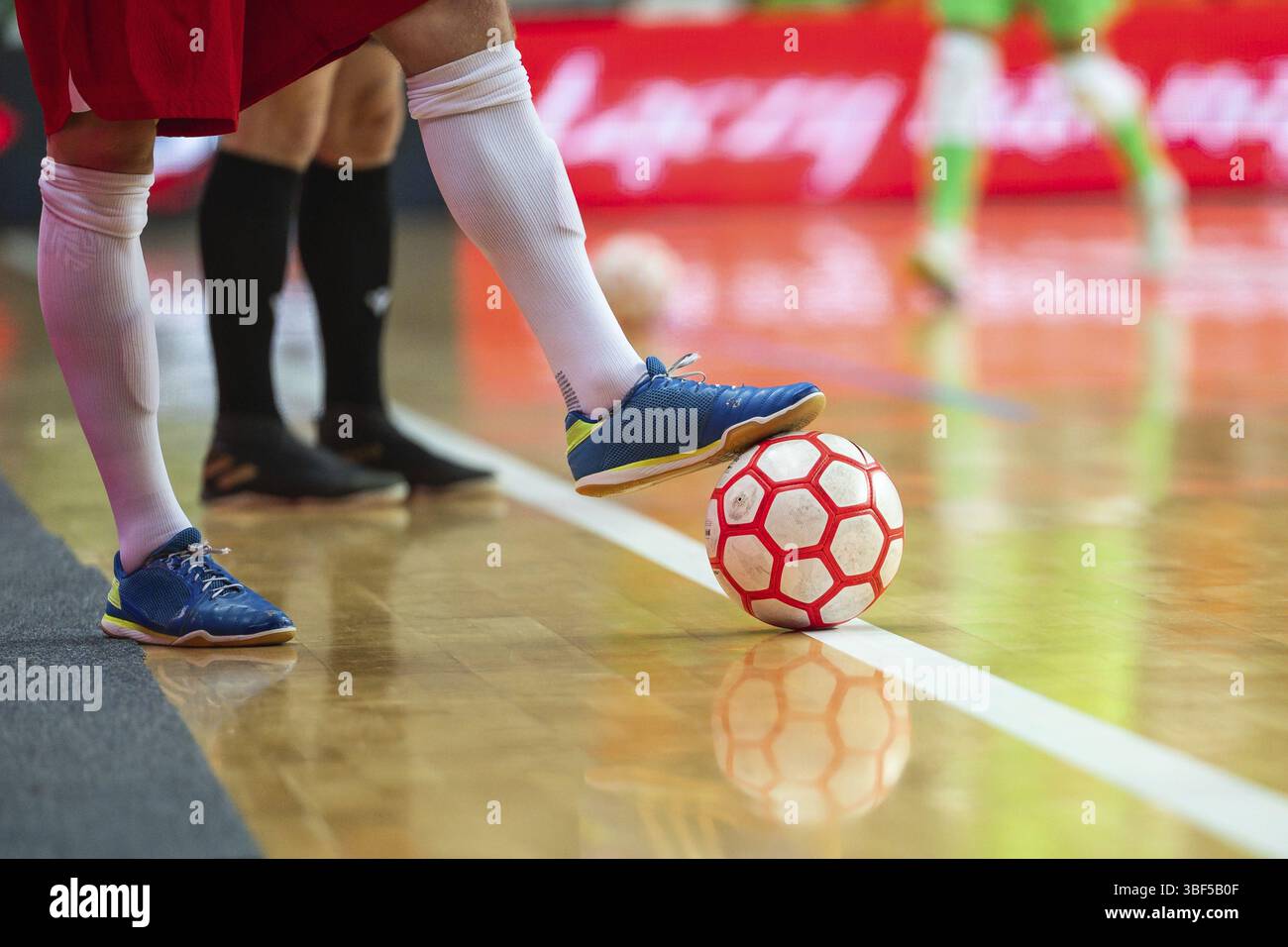 Dettaglio della palla futsal e delle gambe dei giocatori a Lubin, Polonia, Europa Foto Stock