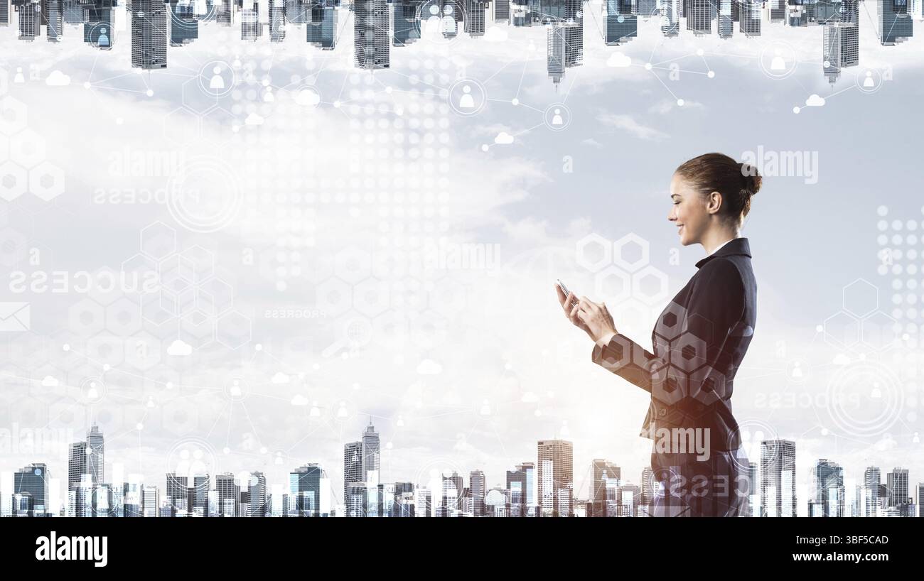 Giovane donna d'affari che usa il telefono cellulare. Concetto di doppia esposizione con architettura moderna del centro e bella donna in tuta da lavoro. Tecnico digitale Foto Stock