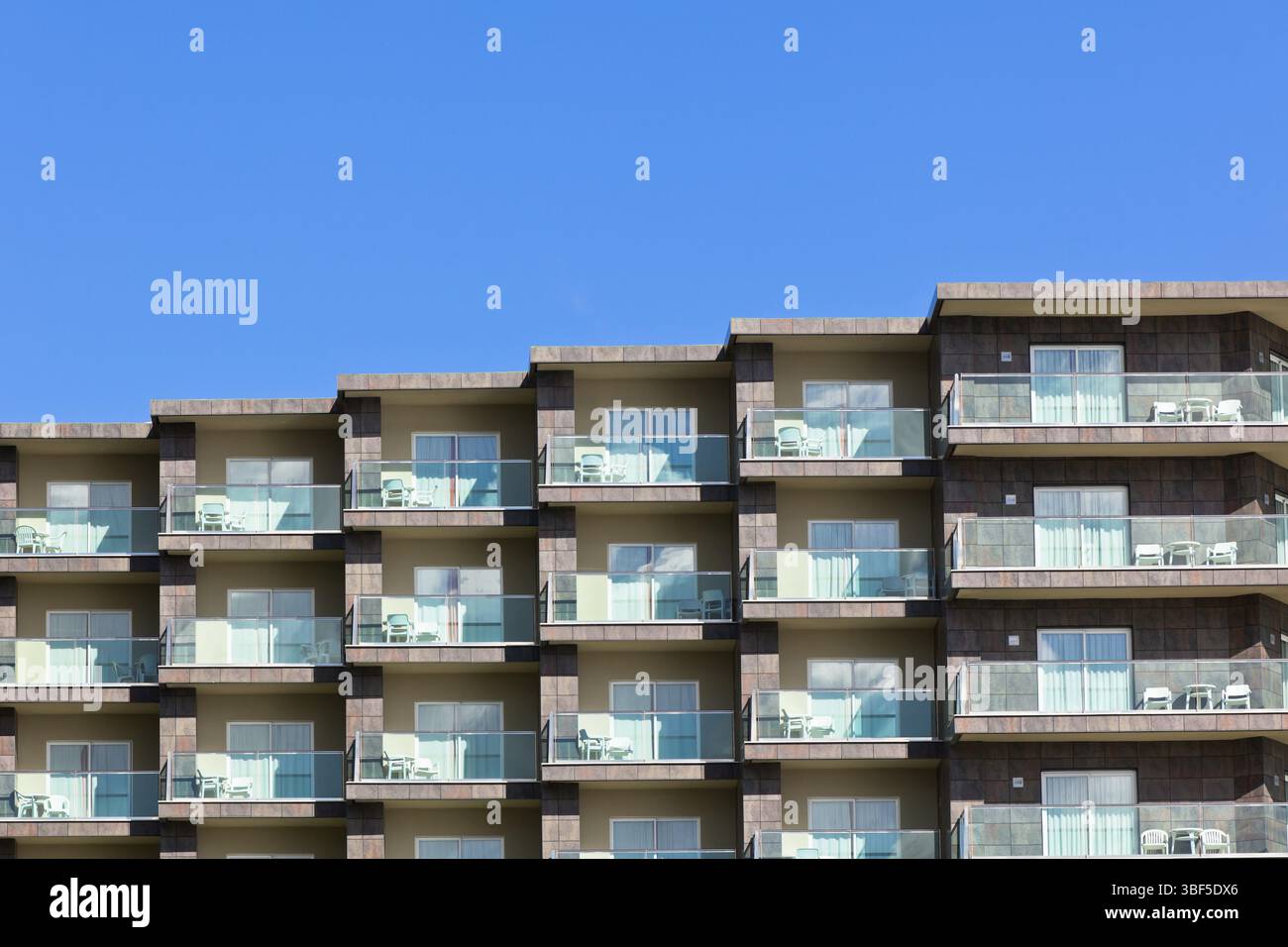 Moderni appartamenti executive house contro blu brillante sullo sfondo del cielo Foto Stock