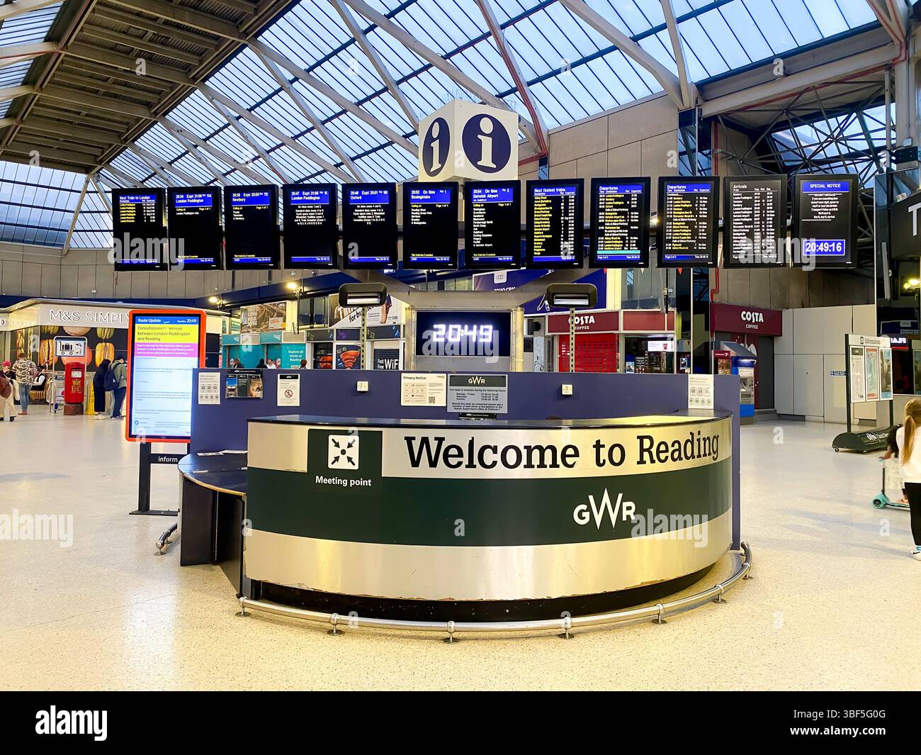 Il banco informazioni elettronici e schede di partenza nell'atrio principale alla lettura dalla stazione di Reading, Berkshire, Regno Unito Foto Stock