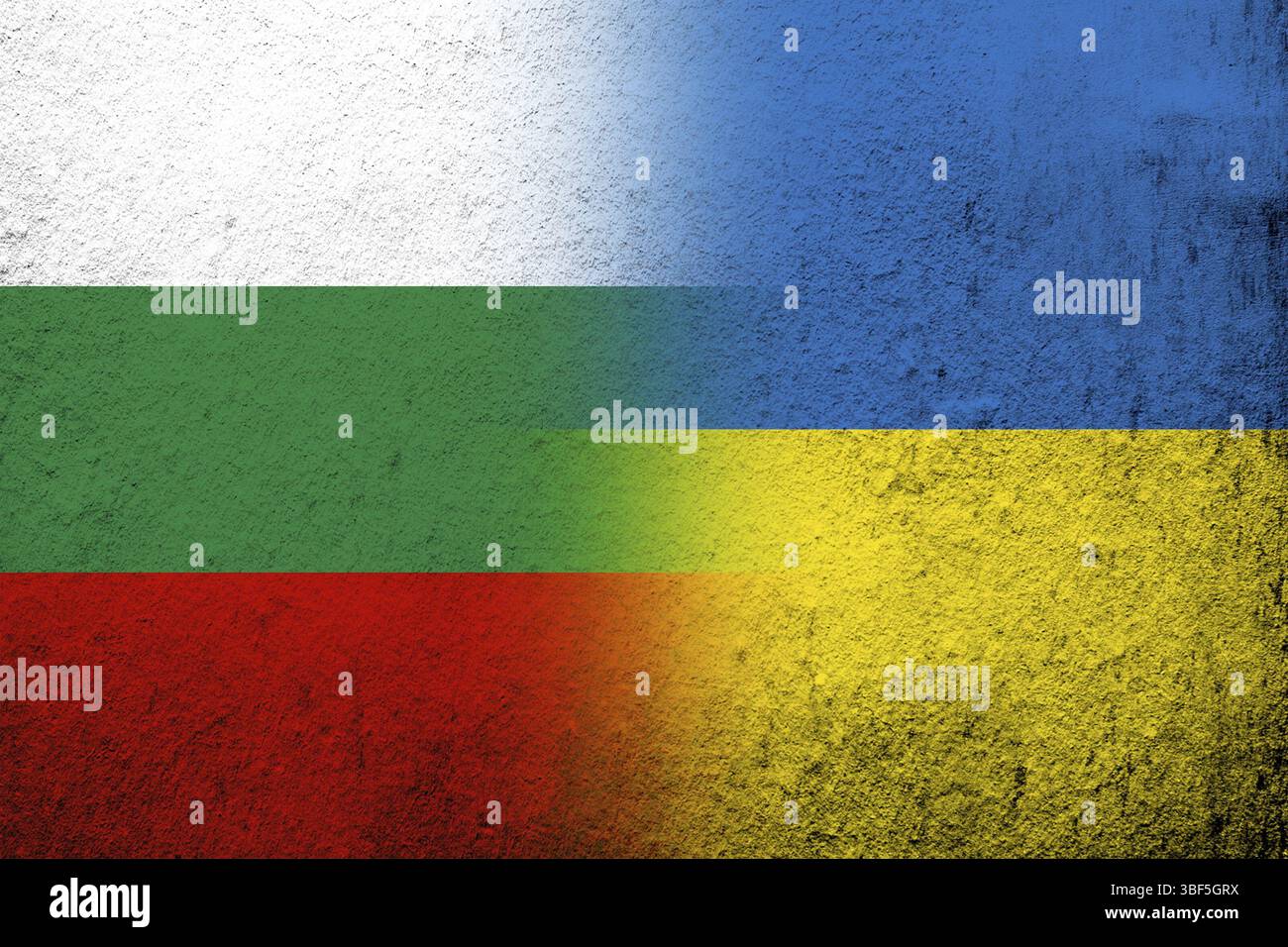 La Repubblica di Bulgaria bandiera nazionale con bandiera nazionale dell'Ucraina. Grunge sfondo Foto Stock