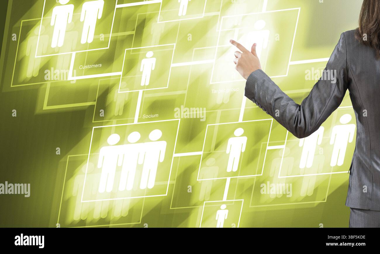 Vista posteriore di imprenditrice di lavoro digitale con pannello virtuale Foto Stock