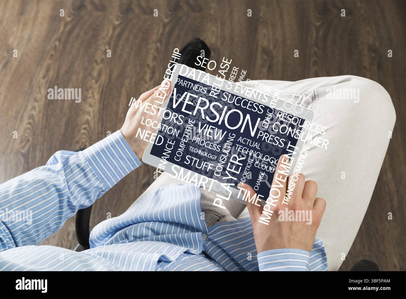 Primo piano di mani maschili con un tablet per computer Foto Stock