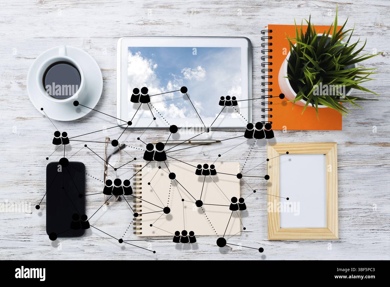 Vista dall'alto dell'ambiente di lavoro moderno con oggetti per ufficio e connessione ai social network sopra, che presenta STILL Office Life. Supporti misti Foto Stock