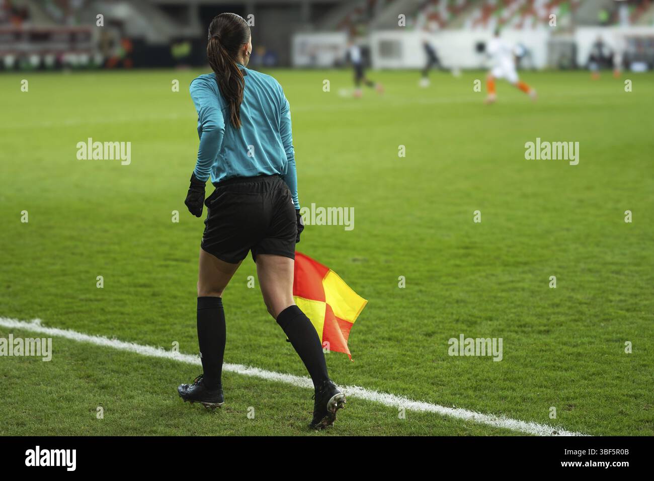 Assistente donna dell'arbitro di calcio durante la partita Foto Stock