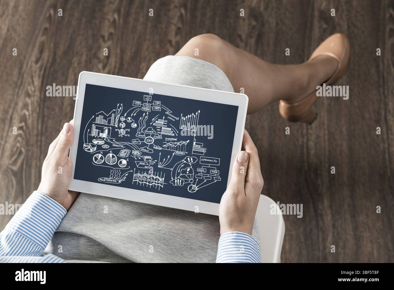 Primo piano, la donna d'affari con il tablet. Concetto di pianificazione aziendale Foto Stock