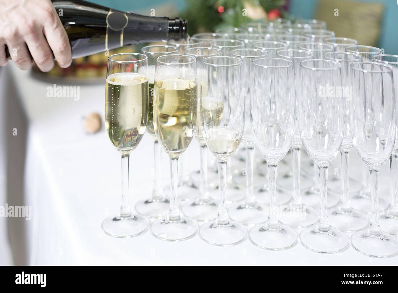 Servizi di catering. Bicchieri con champagne di fila. Sfondo alla festa al ristorante Foto Stock
