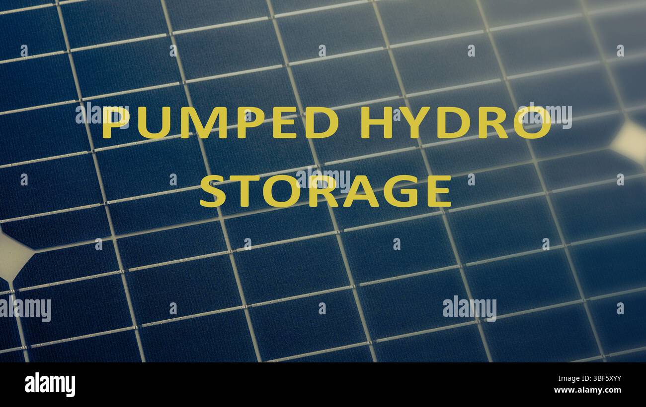 Stoccaggio idrostatico pompato. Un metodo per immagazzinare energia pompando acqua in salita in un serbatoio durante la bassa domanda e rilasciandola per generare elettricità in caso di domanda elevata. Foto Stock