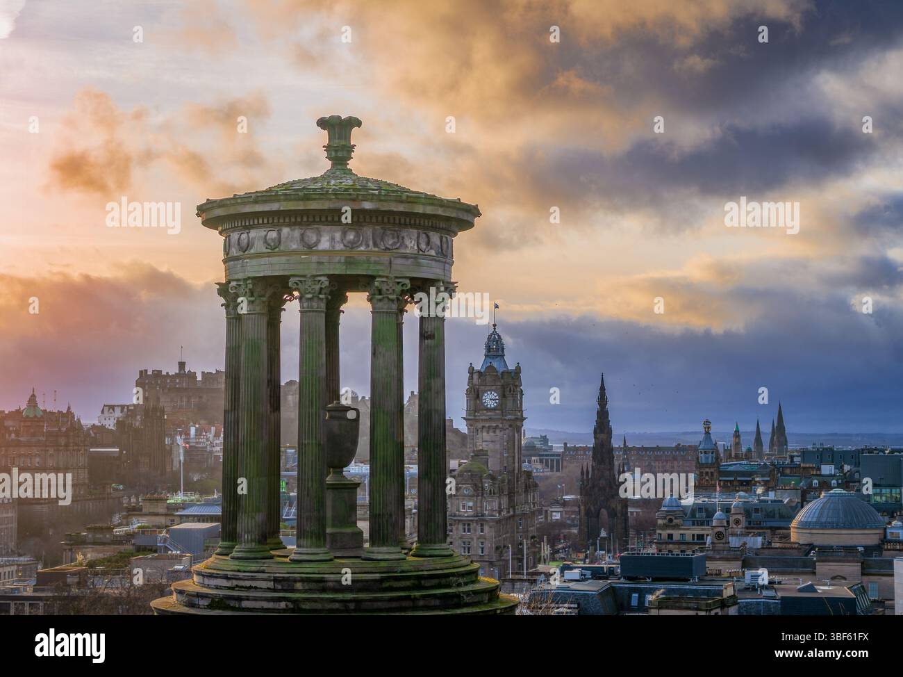 Calton Hill con monumenti e vista sulla città a Edimburgo, Scozia, Regno Unito Foto Stock
