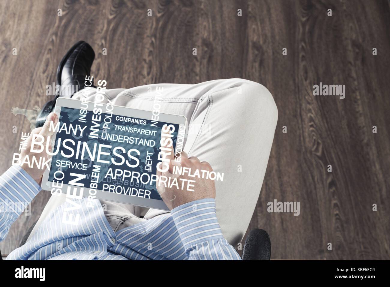 Primo piano di mani maschili con un tablet per computer Foto Stock