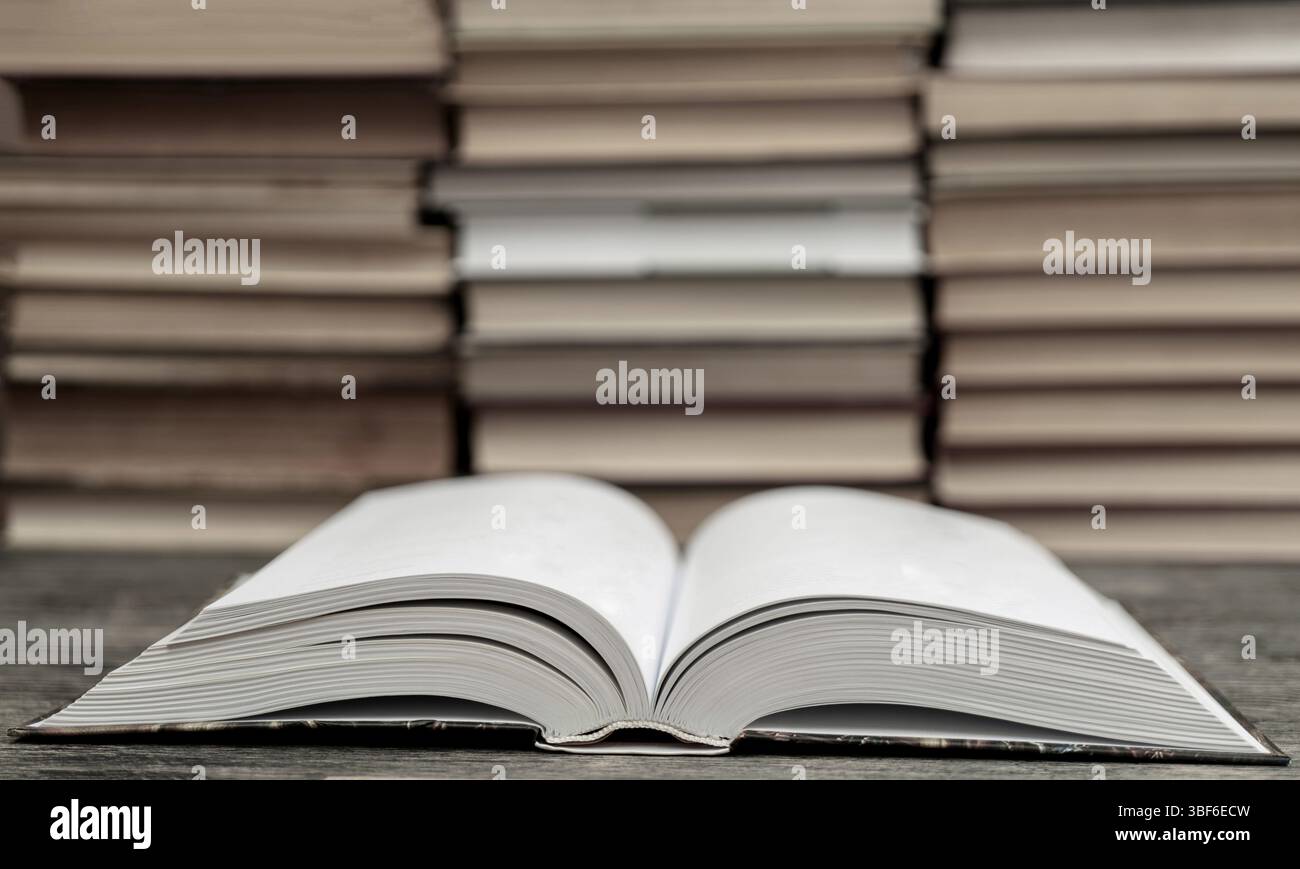 Ho aperto un libro denso. Simbolo di saggezza, conoscenza e apprendimento Foto Stock