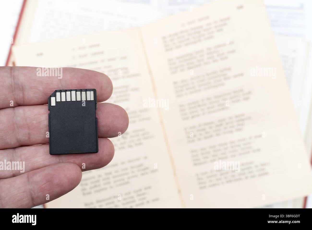 Schede di memoria per gadget. Dispositivi di storage moderni. Registrazione digitale delle informazioni Foto Stock