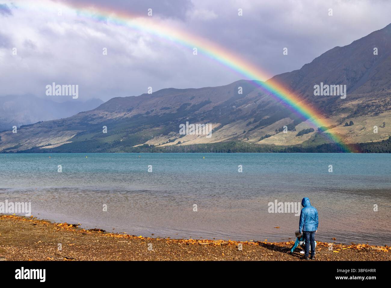 Glenorchy, nuova Zelanda, vista sul Lago Wakatipu e arcobaleno attraverso il lago e la catena montuosa, la regione di Otago, l'Isola del Sud, la nuova Zelanda Foto Stock
