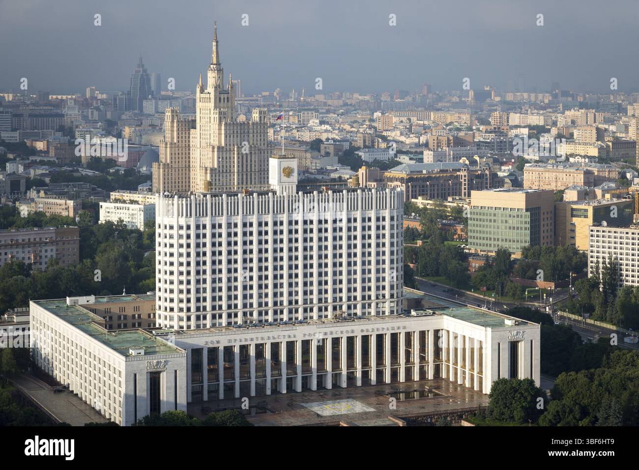 Vista dal tetto dell'hotel Ukraina sul governo della Casa della Russia. Mosca Foto Stock