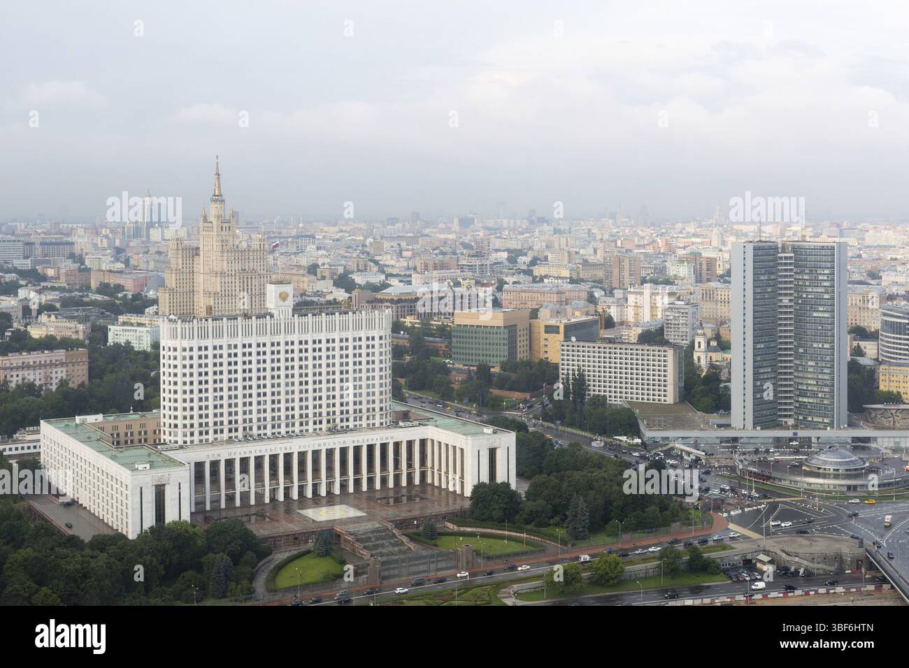 Vista dal tetto dell'hotel Ukraina sul governo della Casa della Russia. Mosca Foto Stock