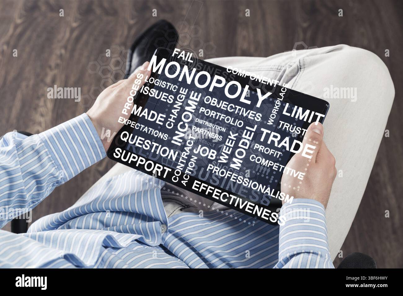 Primo piano di mani maschili con un tablet per computer Foto Stock