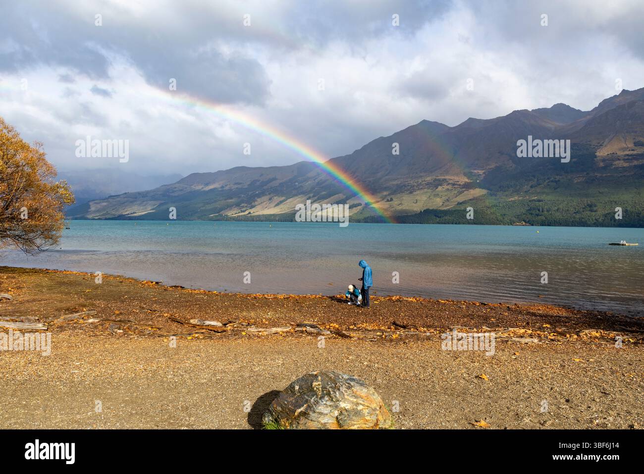 Glenorchy, nuova Zelanda, vista sul Lago Wakatipu e arcobaleno attraverso il lago e la catena montuosa, la regione di Otago, l'Isola del Sud, la nuova Zelanda Foto Stock