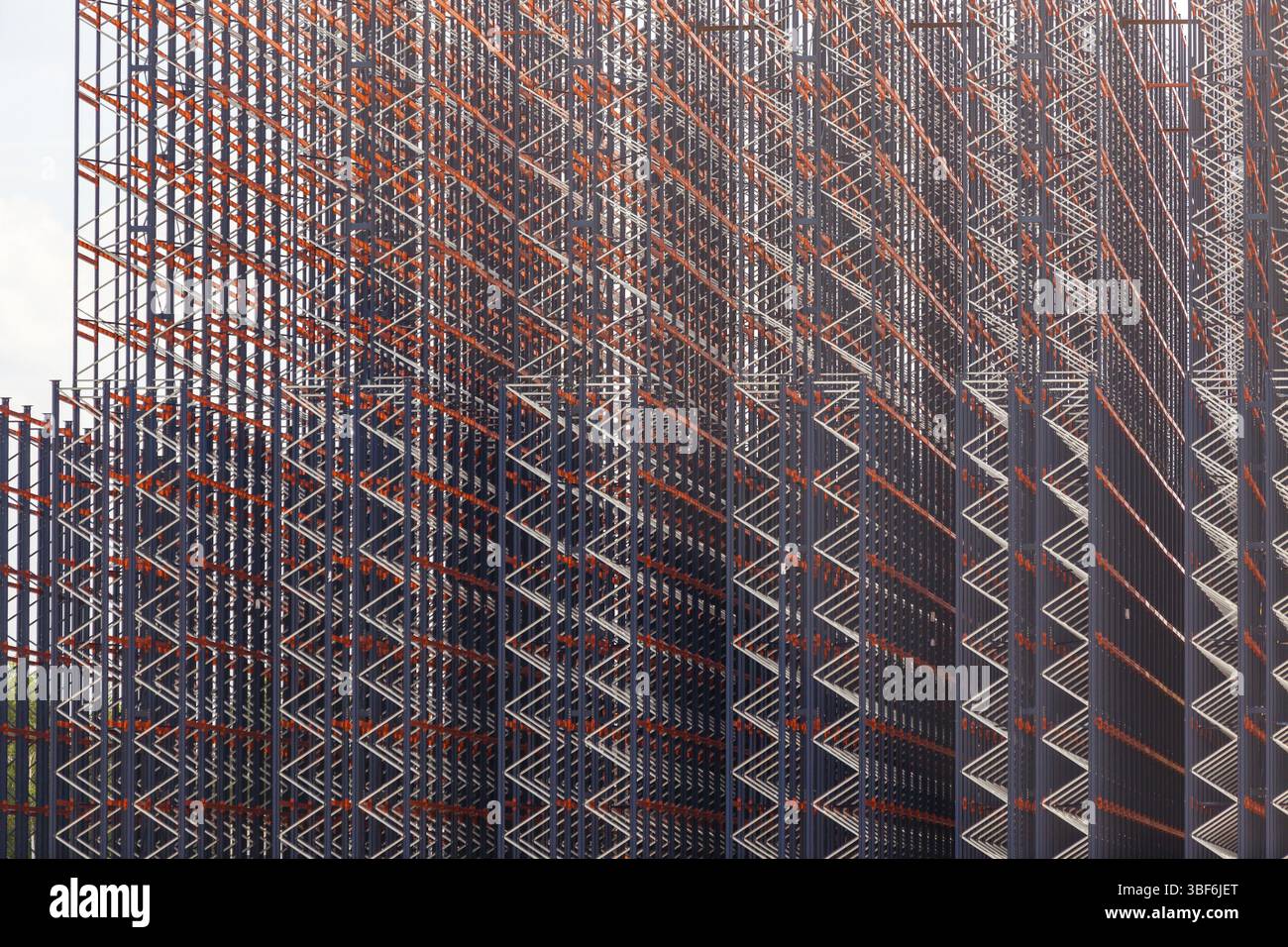 Metallo costruzione industriale sul fondo cielo Foto Stock