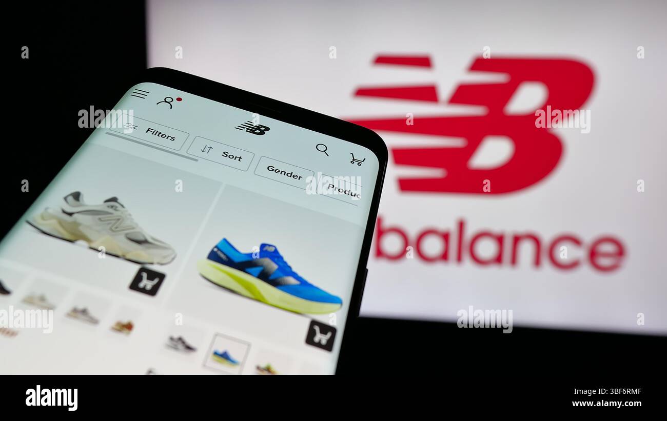 Germania. 7 maggio 2025. In questa immagine, un telefono cellulare con il logo della società statunitense New Balance Athletics Inc. (NB) è visibile sullo schermo davanti al sito Web. (Foto di Timon Schneider/SOPA Images/Sipa USA) *** esclusivamente per notizie editoriali **** credito: SIPA USA/Alamy Live News Foto Stock