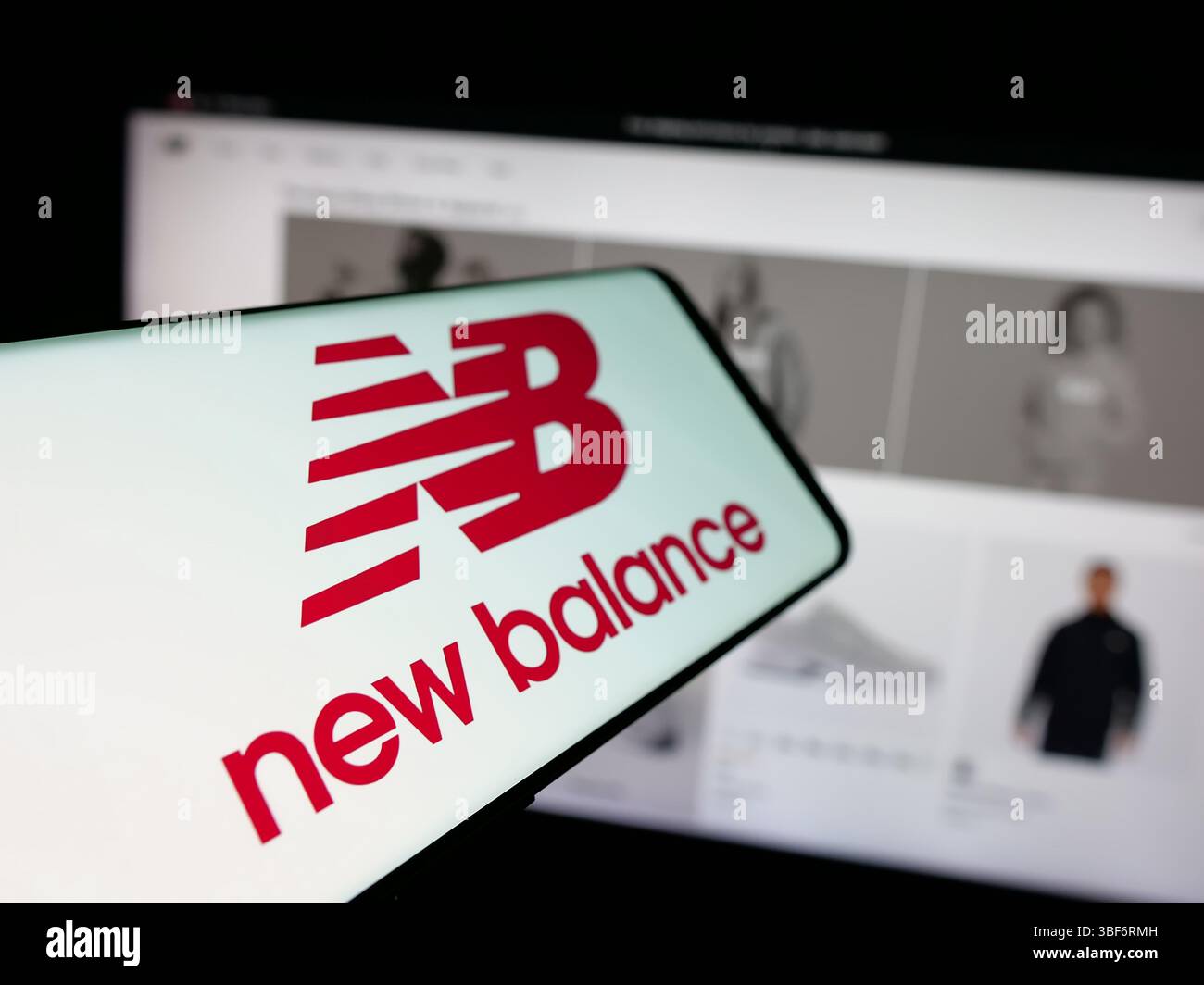 Germania. 7 maggio 2025. In questa immagine, uno smartphone con il logo della società statunitense New Balance Athletics Inc. (NB) è visibile sullo schermo davanti al sito Web. (Foto di Timon Schneider/SOPA Images/Sipa USA) *** esclusivamente per notizie editoriali **** credito: SIPA USA/Alamy Live News Foto Stock