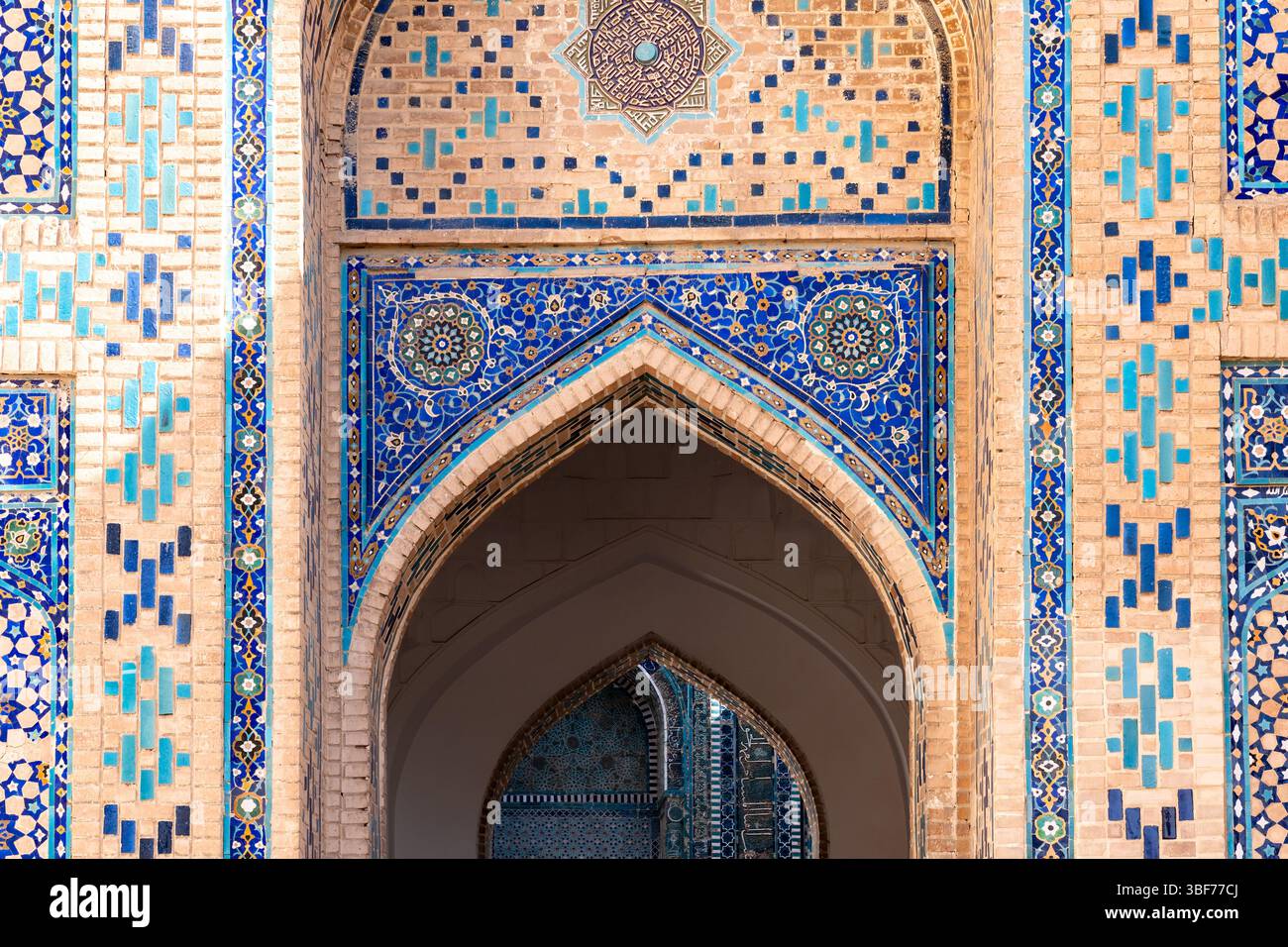 Samarcanda, Uzbekistan-13 agosto 2023: Particolare della necropoli di Shakhi Zinda, un famoso complesso mausoleo a Samarcanda durante una giornata di sole Foto Stock
