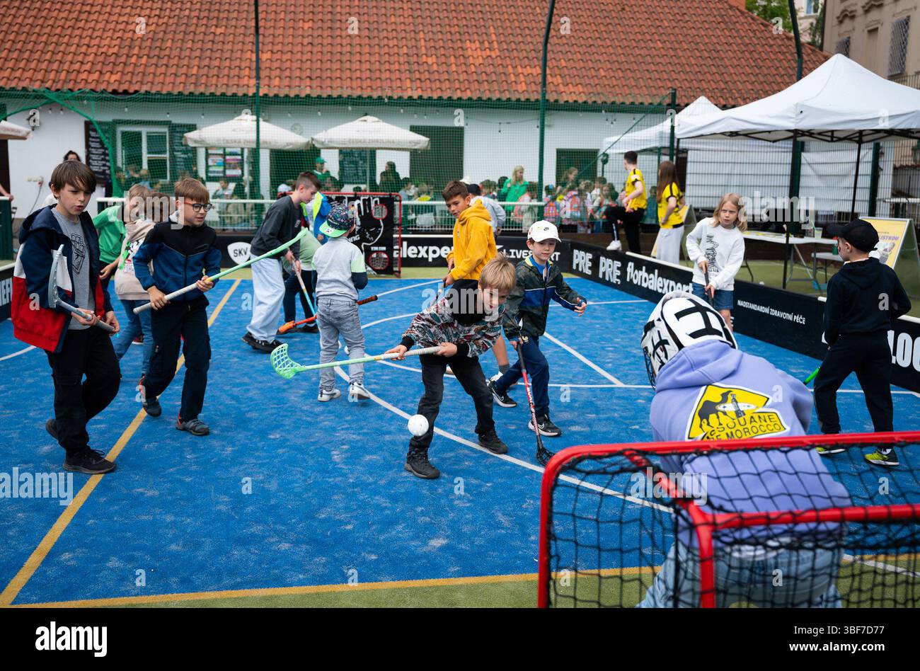 Praga, Repubblica Ceca. 30 maggio 2025. I ragazzi giocano a floorball durante un evento per celebrare la giornata internazionale dei bambini in un complesso sportivo a Praga, nella Repubblica Ceca, il 30 maggio 2025. Crediti: Dana Kesnerova/Xinhua/Alamy Live News Foto Stock