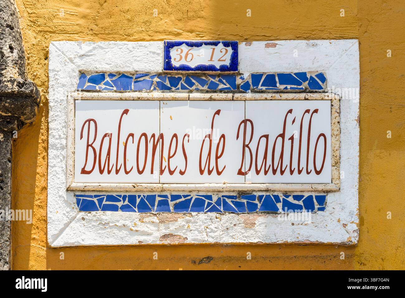 Cartagena, Colombia - 12 aprile 2024: Il cartello per Balcones de Badillo è esposto sul muro a Cartagena, Colombia. Foto Stock