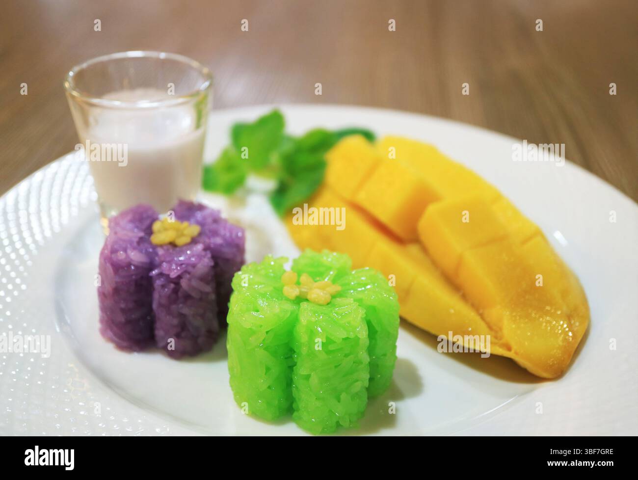 Delizioso riso appiccicoso al gusto di foglia di Pandan e di pisello farfallato con mango fresco maturo Foto Stock