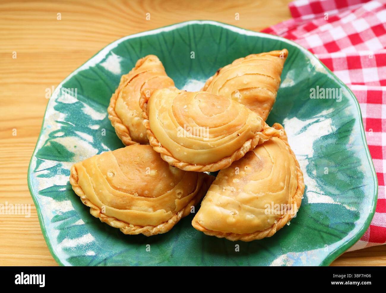 Curry Puffs, uno spuntino popolare in Thailandia simile a Empanadas e Samosa Foto Stock