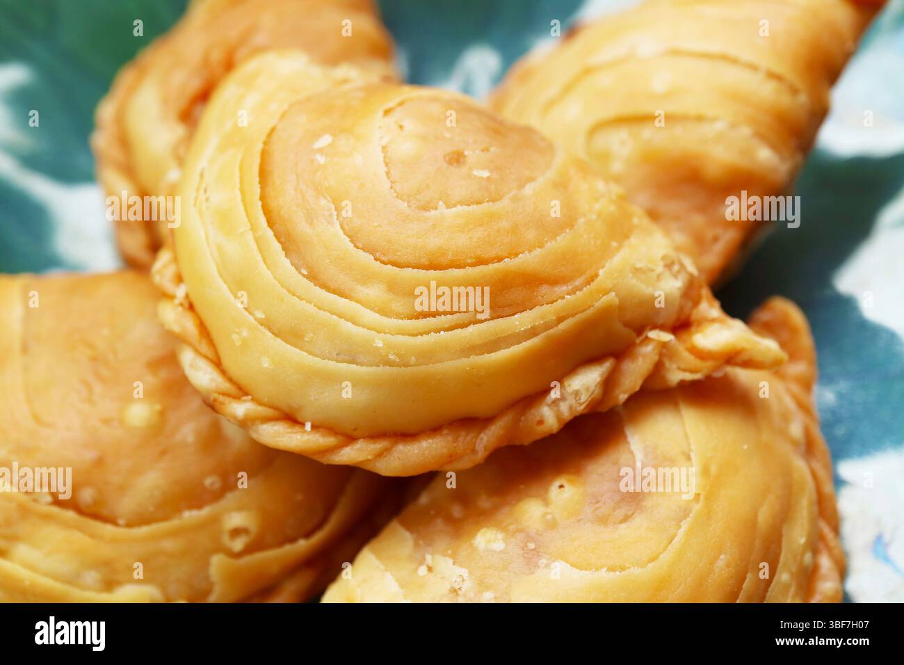 Primo piano del Thai Curry Puff, uno spuntino popolare simile a Empanadas e Samosa Foto Stock