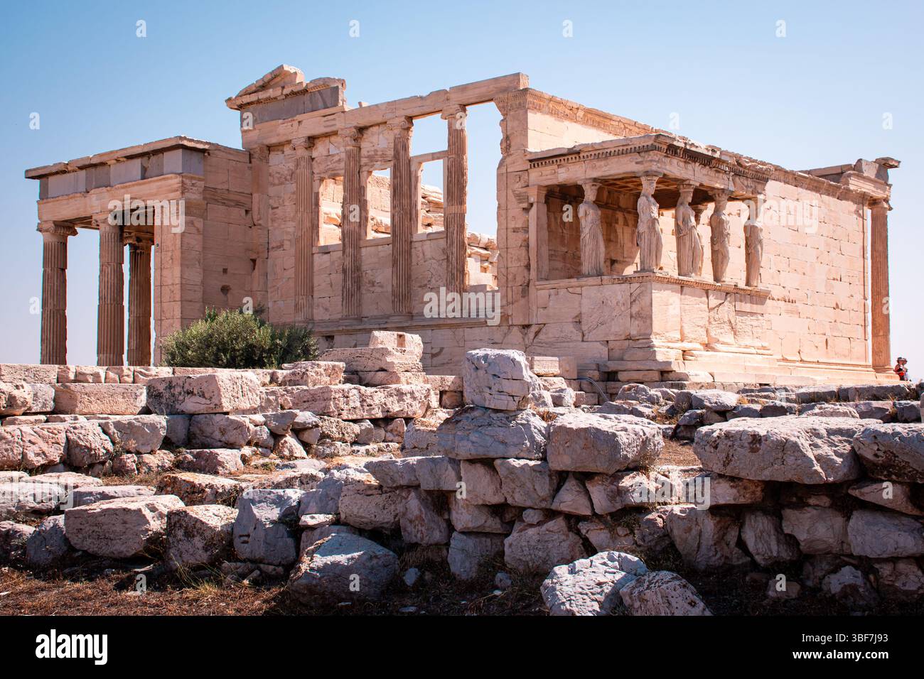 Antico tempio sull'Acropoli di Atene al tramonto, simbolo del patrimonio greco, della storia e dell'architettura classica. Foto Stock