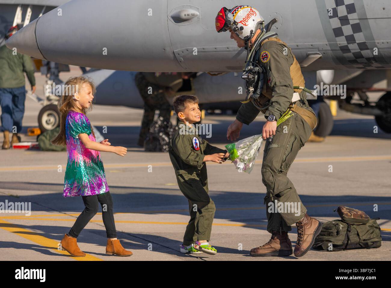 Il capitano Justin Huffman, pilota, Marine Fighter Attack Squadron 312, Marine Aircraft Group 31, 2nd Marine Aircraft Wing, celebra il retu Foto Stock