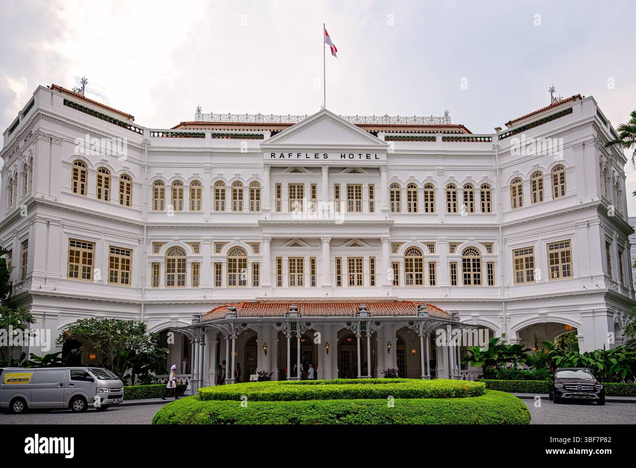 Ingresso sulla facciata dell'hotel Raffles, iconico edificio storico, destinazione turistica, Singapore, luglio 2024 Foto Stock