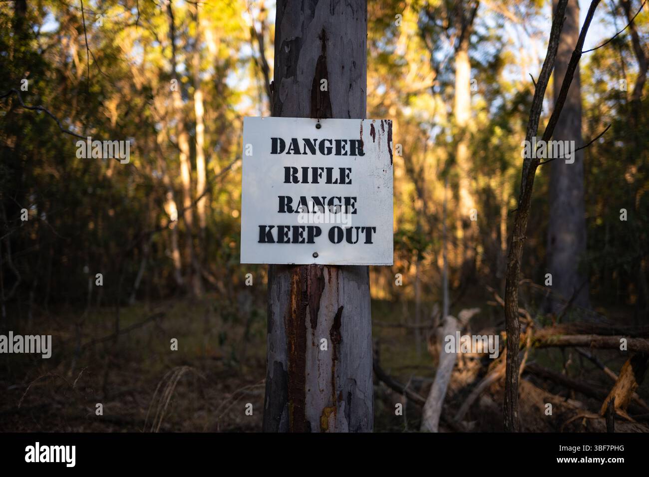 Segnale di avvertimento, raggio di tiro, tenere fuori, armi da fuoco vive che sparano pericolo Foto Stock