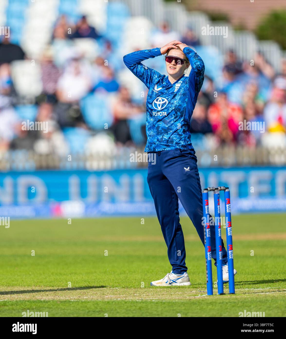 Charlie Dean reagisce al suo bowling per l'Inghilterra in una partita ODI della Metro Bank tra England Women e West Indies. Foto Stock