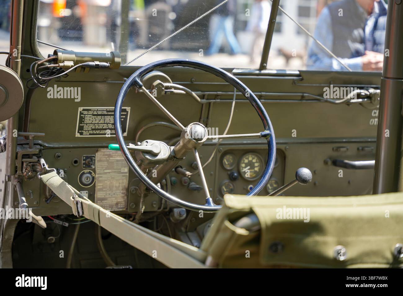Germania Berlino 11 maggio 2025. L'interno di uno storico veicolo militare con arredi spartani, metallo verniciato verde e un semplice volante. T Foto Stock