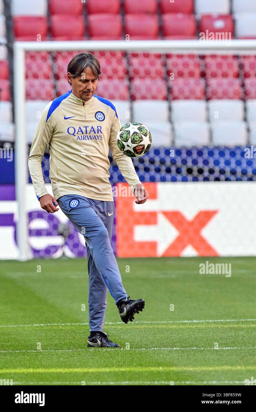 Monaco, Germania. 30 maggio 2025. L'allenatore Simone Inzaghi dell'Inter è stato visto durante la sessione di allenamento MD-1 all'Allianz Arena, in vista della finale di UEFA Champions League 2025 a Monaco. Credito: Gonzales Photo/Alamy Live News Foto Stock