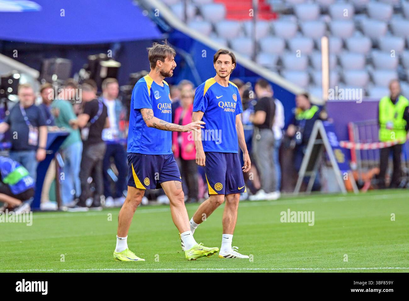 Monaco, Germania. 30 maggio 2025. Francesco Acerbi (L) e Matteo Darmian (R) dell'Inter visti durante la sessione di allenamento MD-1 all'Allianz Arena in vista della finale di UEFA Champions League 2025 a Monaco. Credito: Gonzales Photo/Alamy Live News Foto Stock